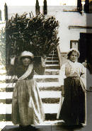 Donne con fascine di legna